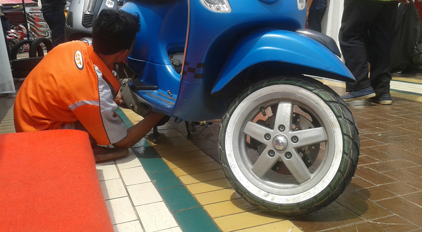 CST Lansir Ban Khusus Vespa, Motif Retro Bro!  Gilamotor