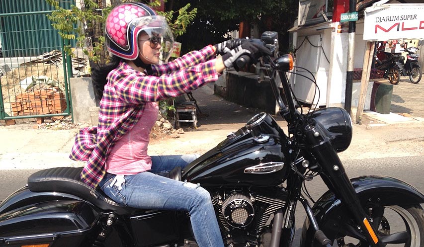Lady Bikers Ingin Riding Pakai Harley Davidson? Nih 