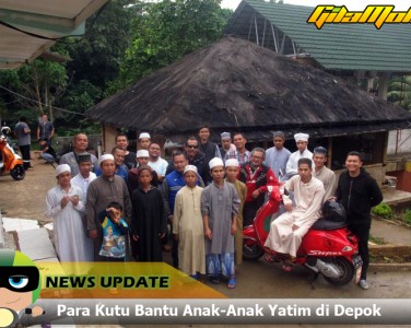 Kutu Vespa memberikan bantuan sembako kepada anak Yatim di Depok