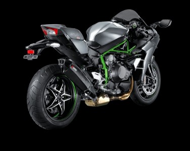 Akrapovic meluncurkan silincer untuk Ninja H2. Slincer tersebut berlapis serat karbon.