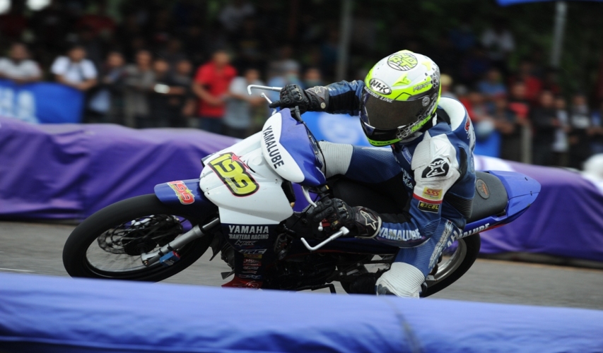 Jupiter Z1 injeksi digeber Syahrul Amin (Yamaha Yamalube NHK IRC Nissin NGK Bahtera R.T) juara umum kelas Seeded seri 1 Yamaha Cup Race 2015 di GOR Satria Purwokerto