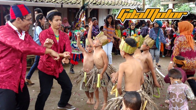 Presenter Cakra Semarang TV&Pengunjung menari g para Penari