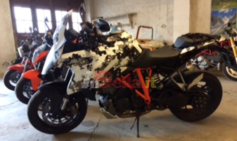 ktm-1290-sm-t-spied-in-italy_1