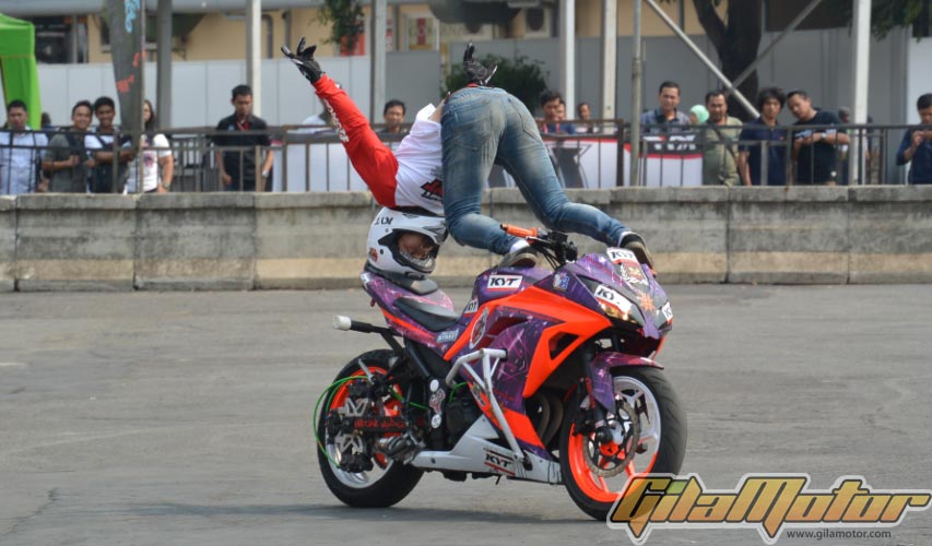 Modifikasi Kawasaki Ninja  250R FI Gaya Nyentrik Stunt 