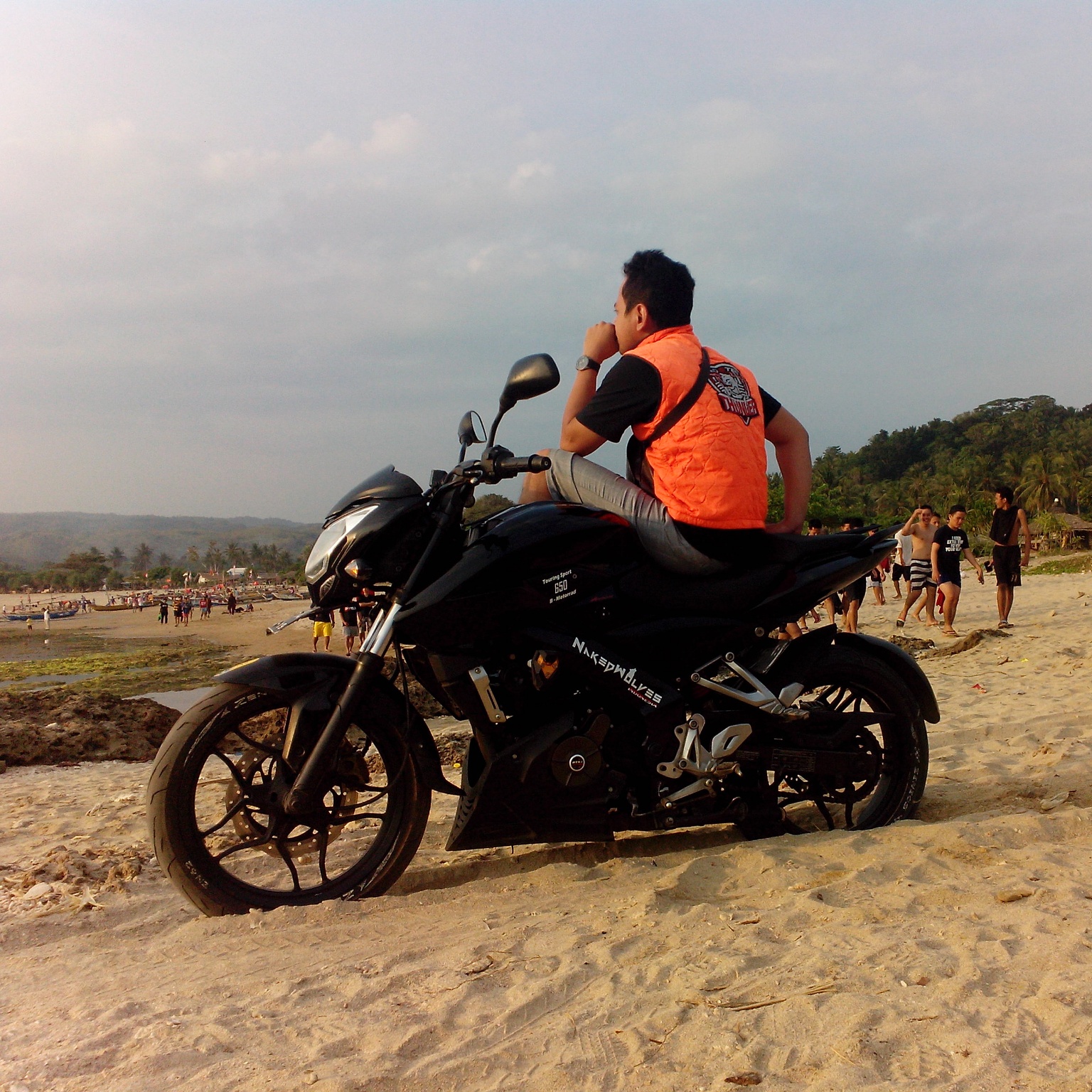 Hamparan Pasir Dan Debur Ombak Pantai Sawarna Bersama Motorku