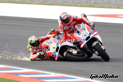 Duo Ducati bersenggolan di last lap