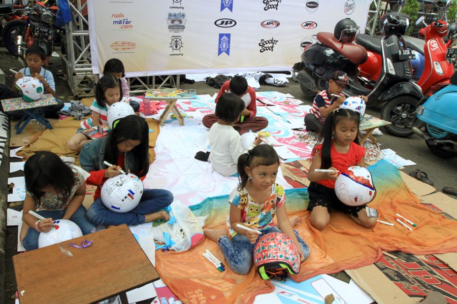 Kutu_Community_Mewarnai_Helm_Anak_Bandung_02