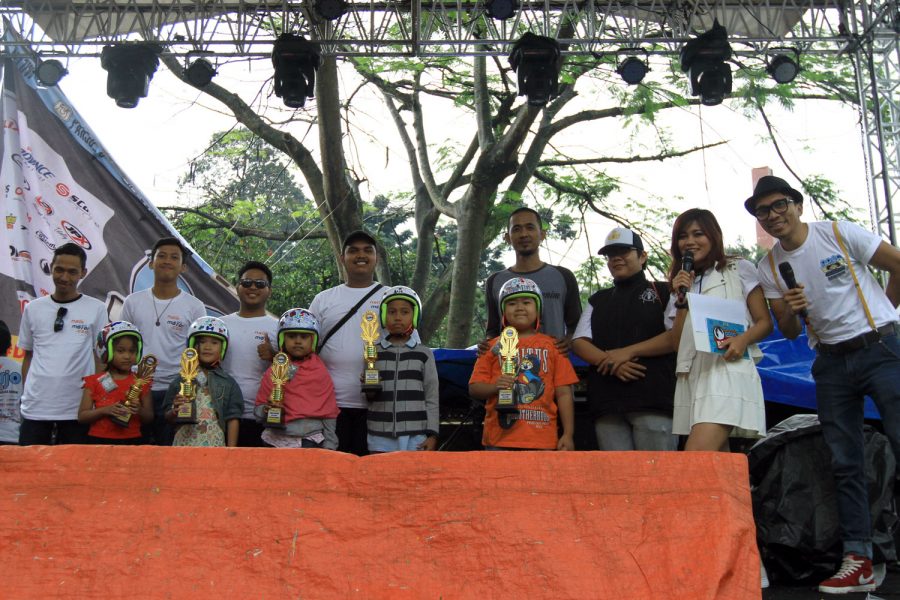 Kutu_Community_Mewarnai_Helm_Anak_Bandung_08