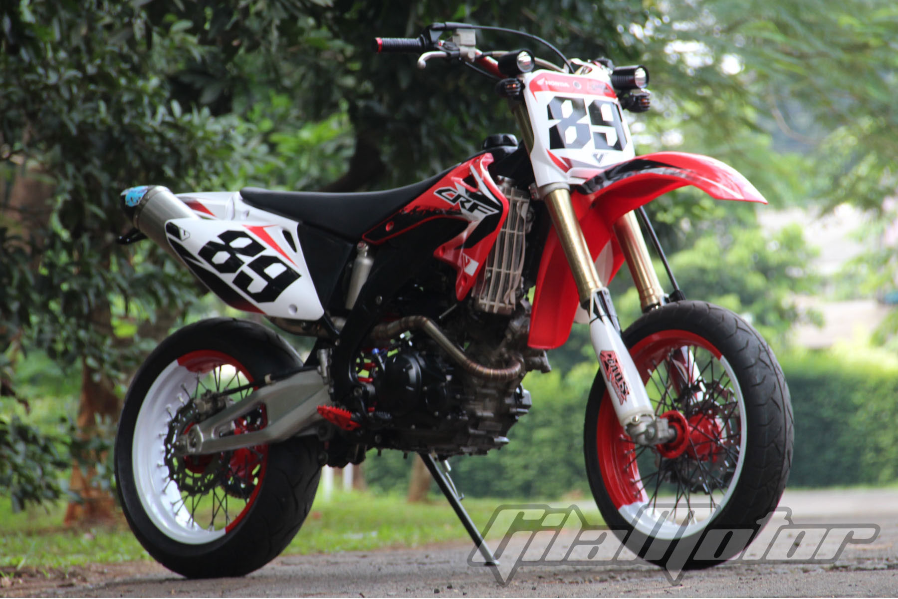 Modifikasi Yamaha Jupiter MX Kawin Silang Dengan Honda CRF Gilamotor