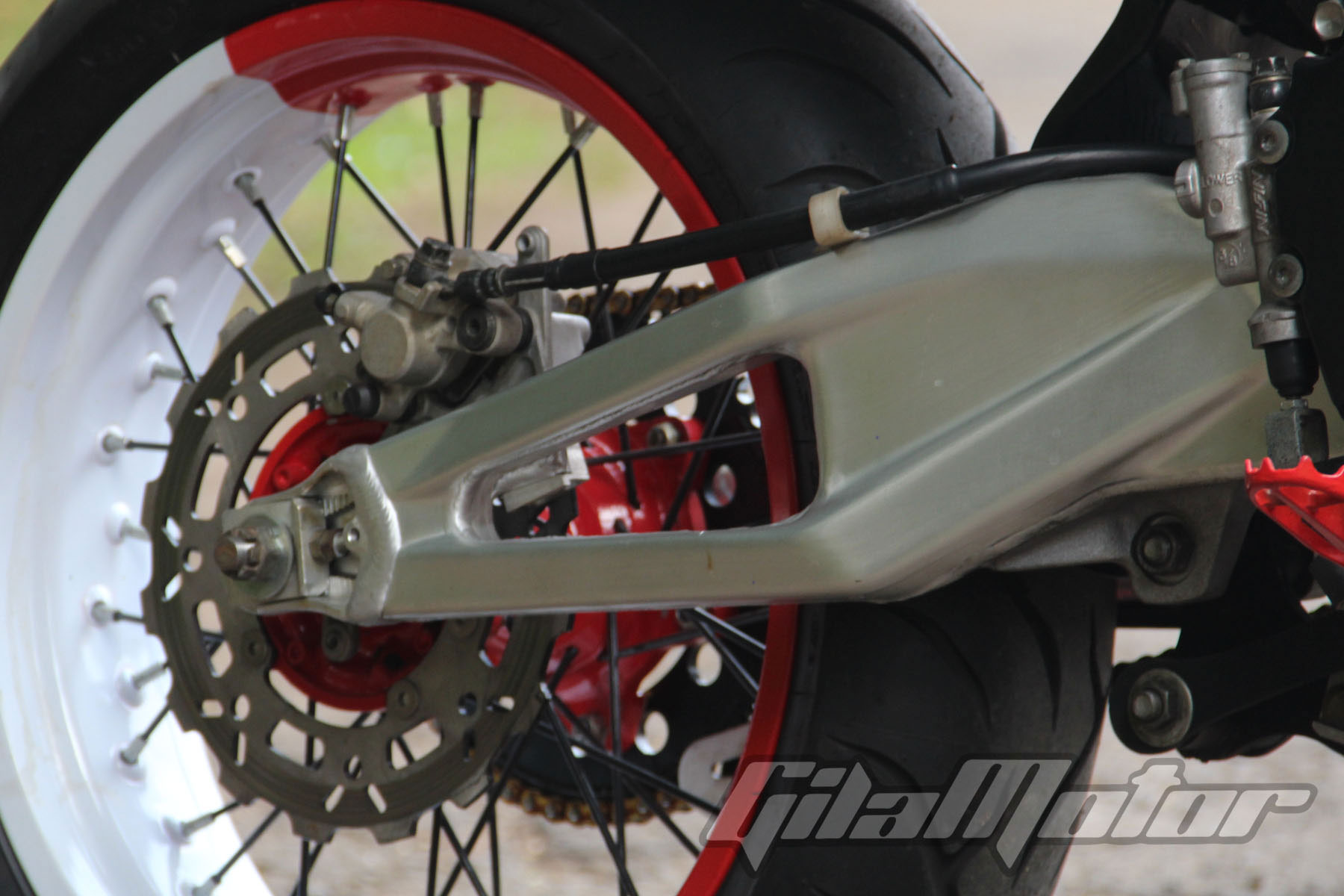 Modifikasi Yamaha Jupiter MX Swingarm Gilamotor