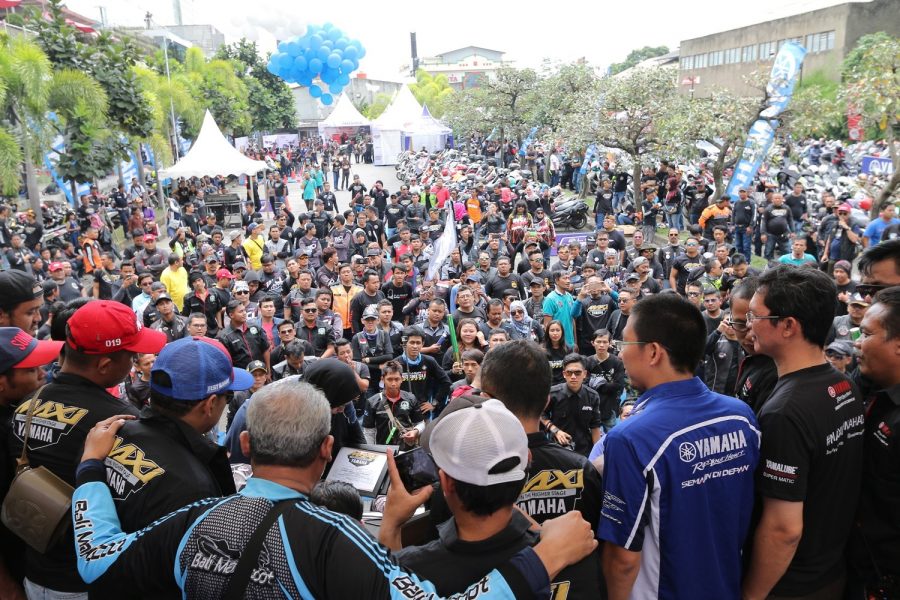 Seremoni  deklarasi  MAXI Yamaha oleh perwakilan Yamaha dan komunitas-komunitas Yamaha di event MAXI  Yamaha Day di Bandung (1)