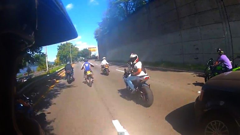 Stop 5 Kebiasaan Buruk Ini Saat Mengendarai Motor! 4