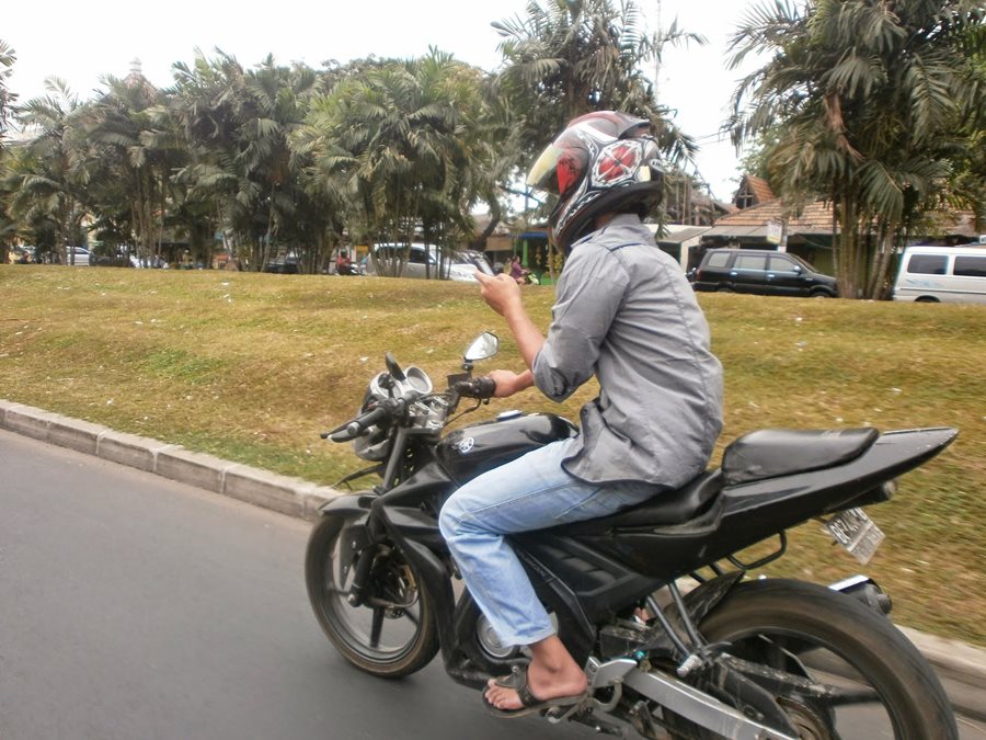 Stop 5 Kebiasaan Buruk Ini Saat Mengendarai Motor!
