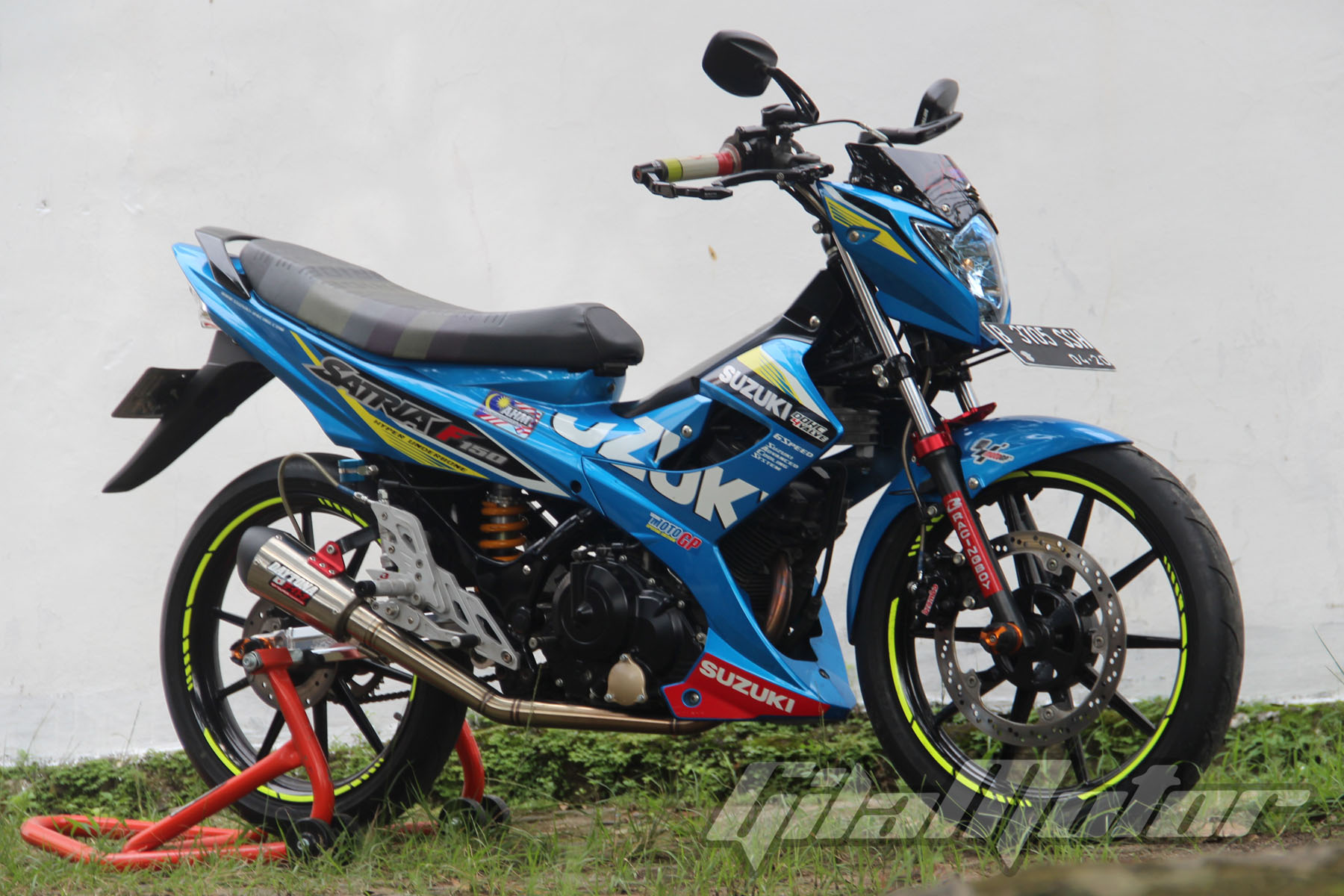 Modifikasi Suzuki Satria F150 2015 Gaya Balap Anti Ban Cacing