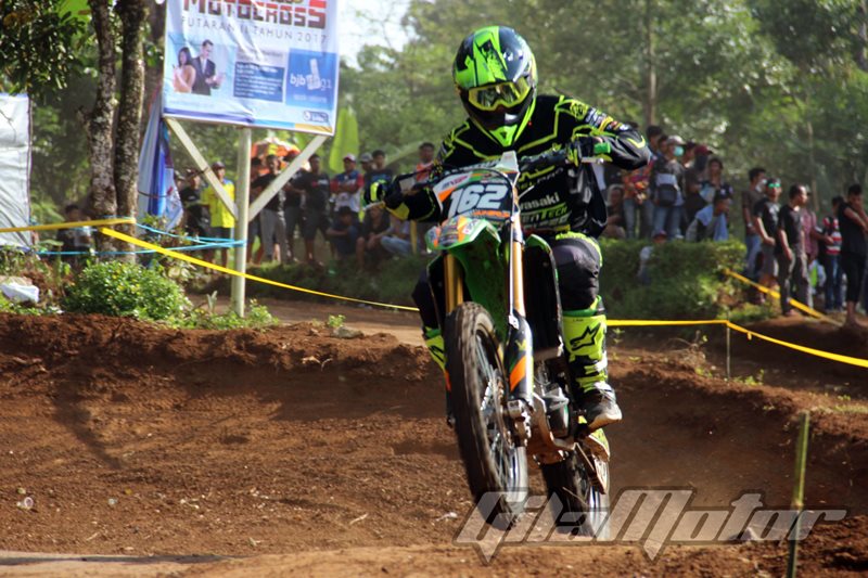 Aldi Lazaroni Kuasai MX2 Kejurnas Motocross 2017 Putaran 2 03