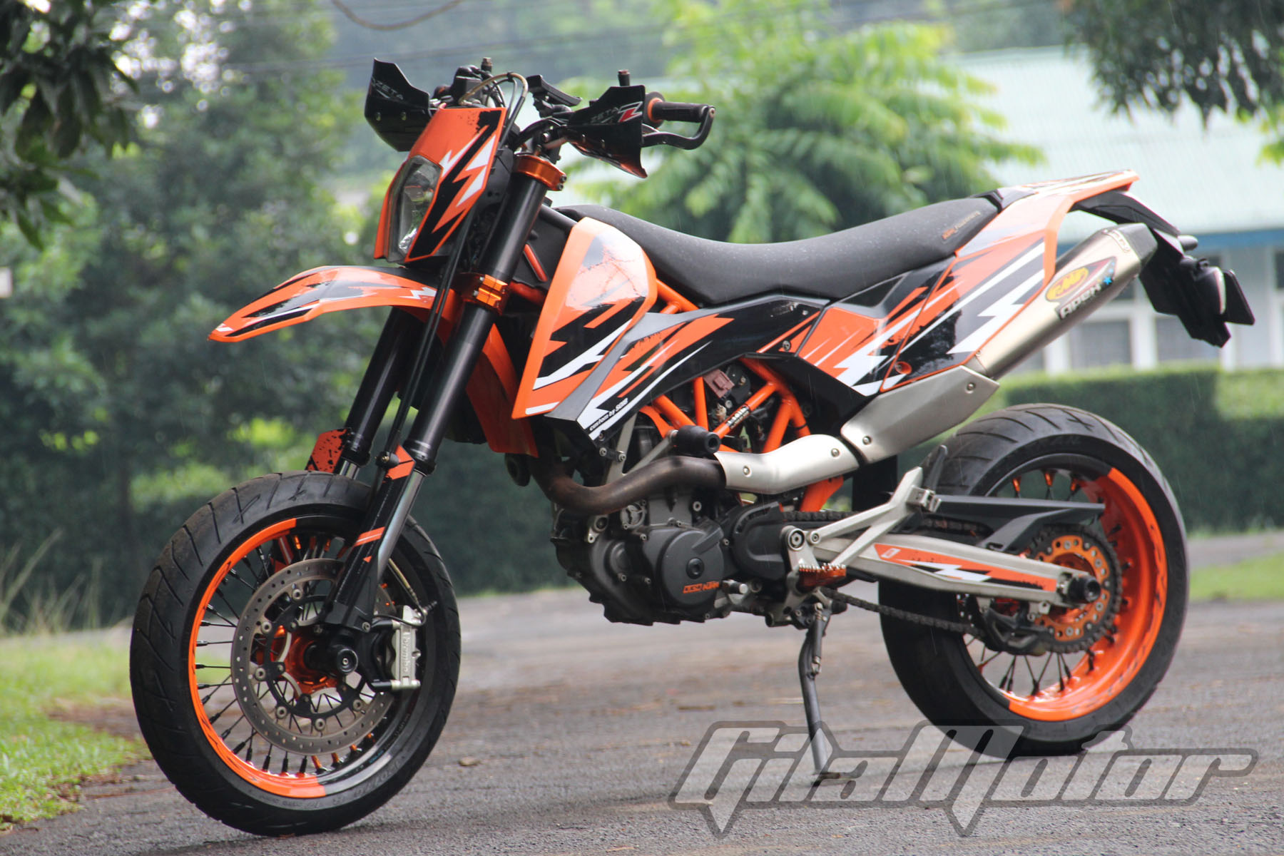 Modifikasi KTM 690 SMC R Sentuhan Minimalis