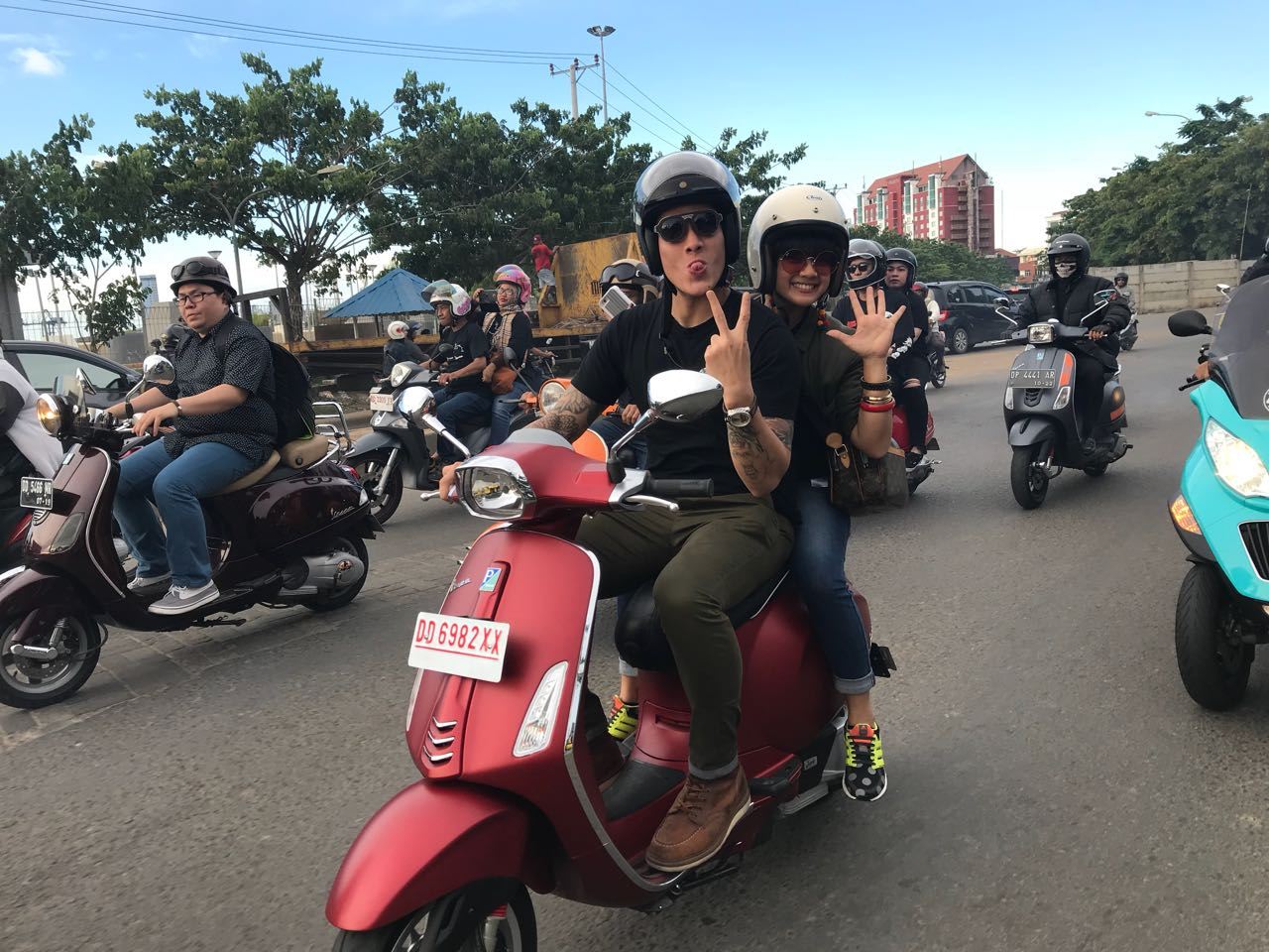 Ganindra Bimo dan Nirina Zubir Riding Bersama Keluarga Besar Komunitas Vespa di Makassar
