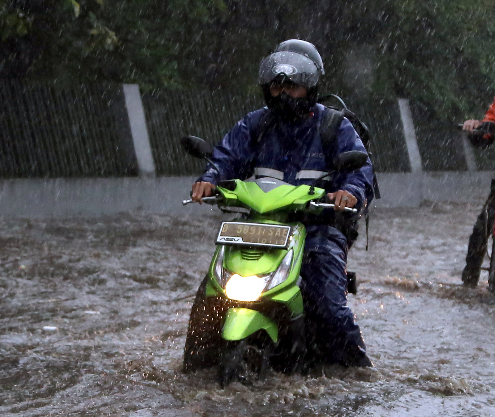 Tips Naik Motor Musim Hujan