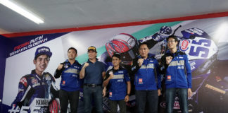 Management PT Yamaha Indonesia Motor Manufacturing (YIMM) dan Pirelli berfoto bersama Galang Hendra (1)