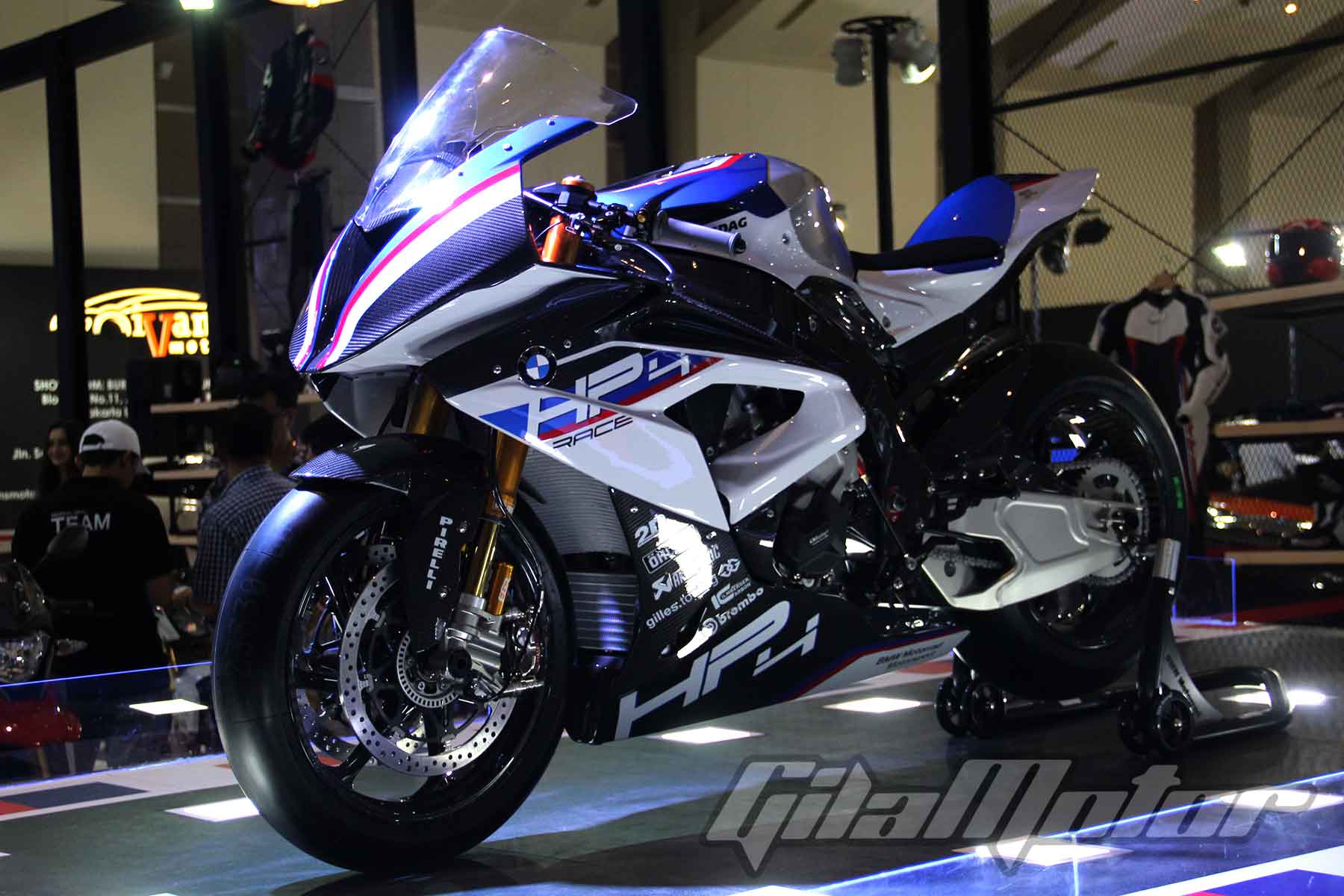 bmw-hp4-race