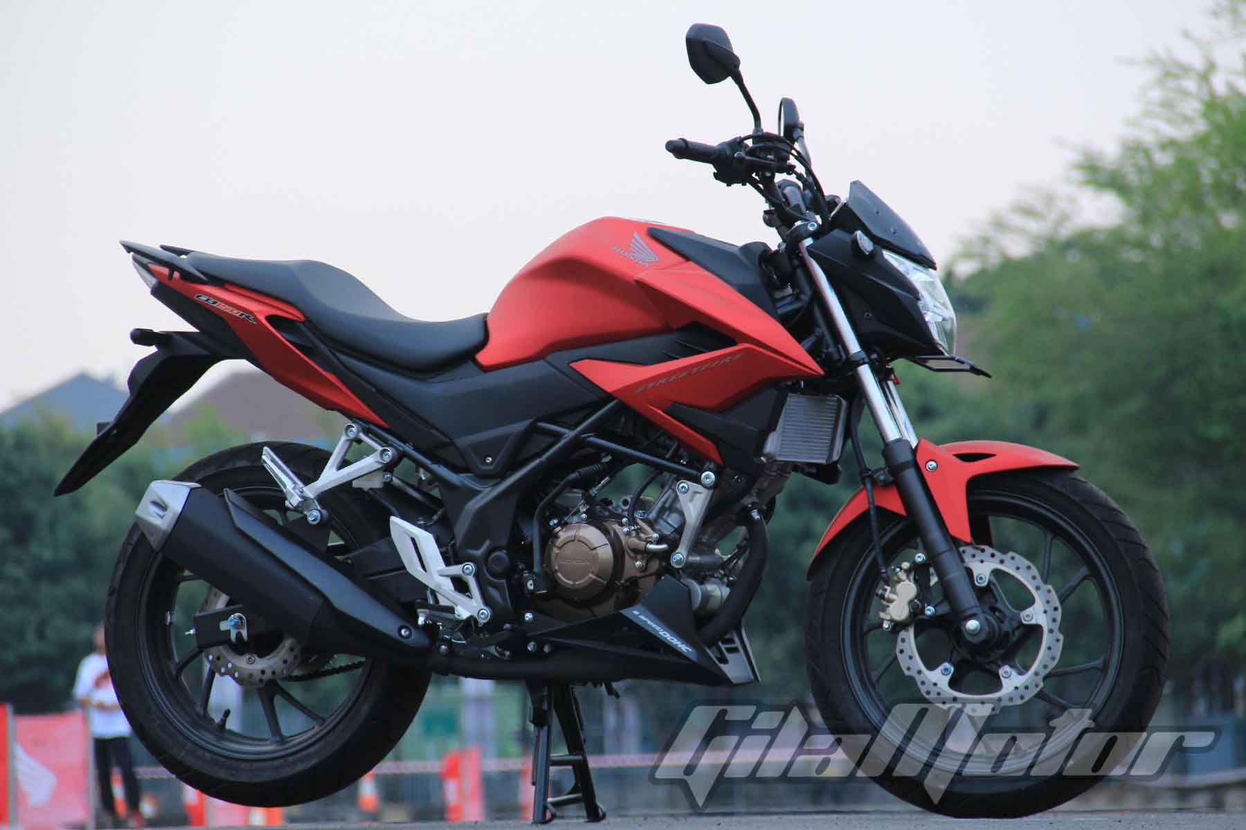 Ini Perbedaan New Honda CB150R StreetFire Baru | Gilamotor