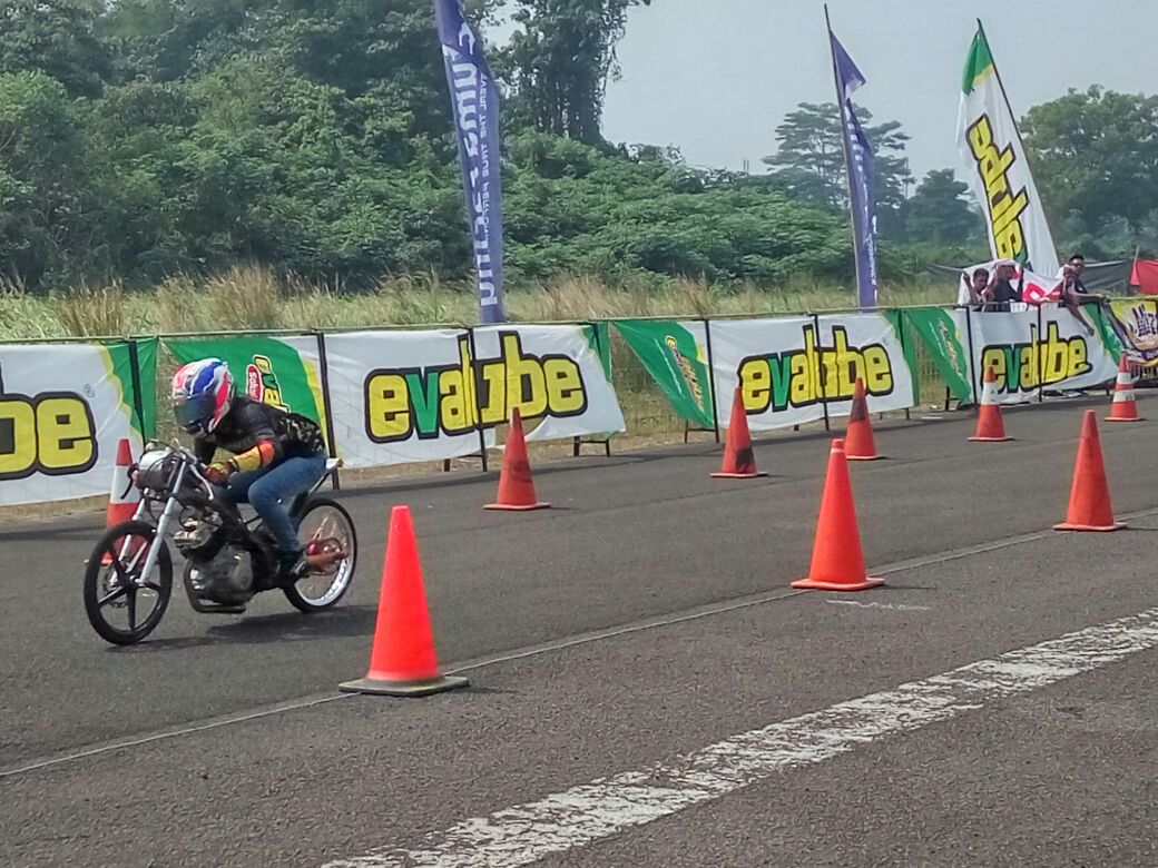 Balap Motor Drag  Pilih Tangki  Depan  atau Belakang Gilamotor