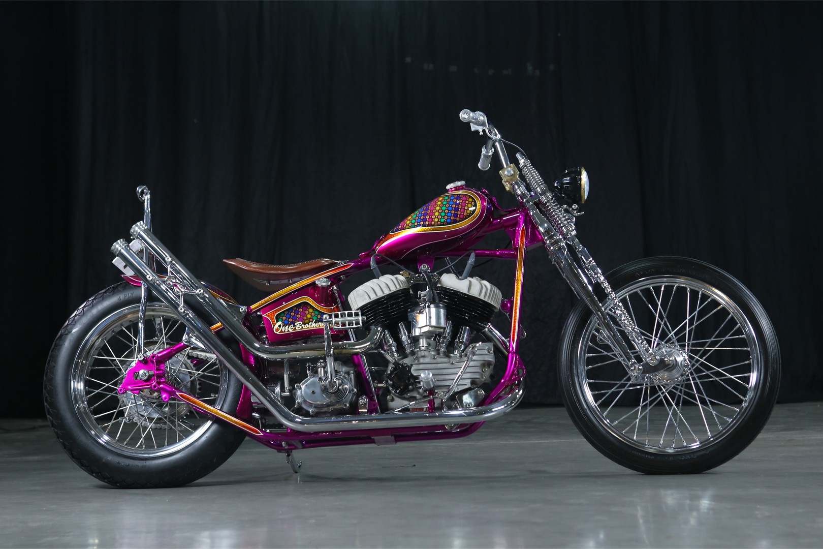 Harley Davidson Custom Ini Dilabur Cat Bercorak Budaya Kampung