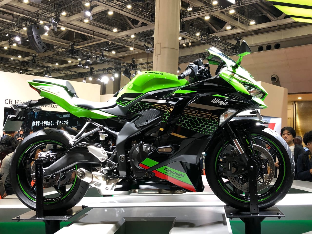  Kawasaki  Ninja  ZX 25R Diminati Banyak Konsumen KMI Kirim 