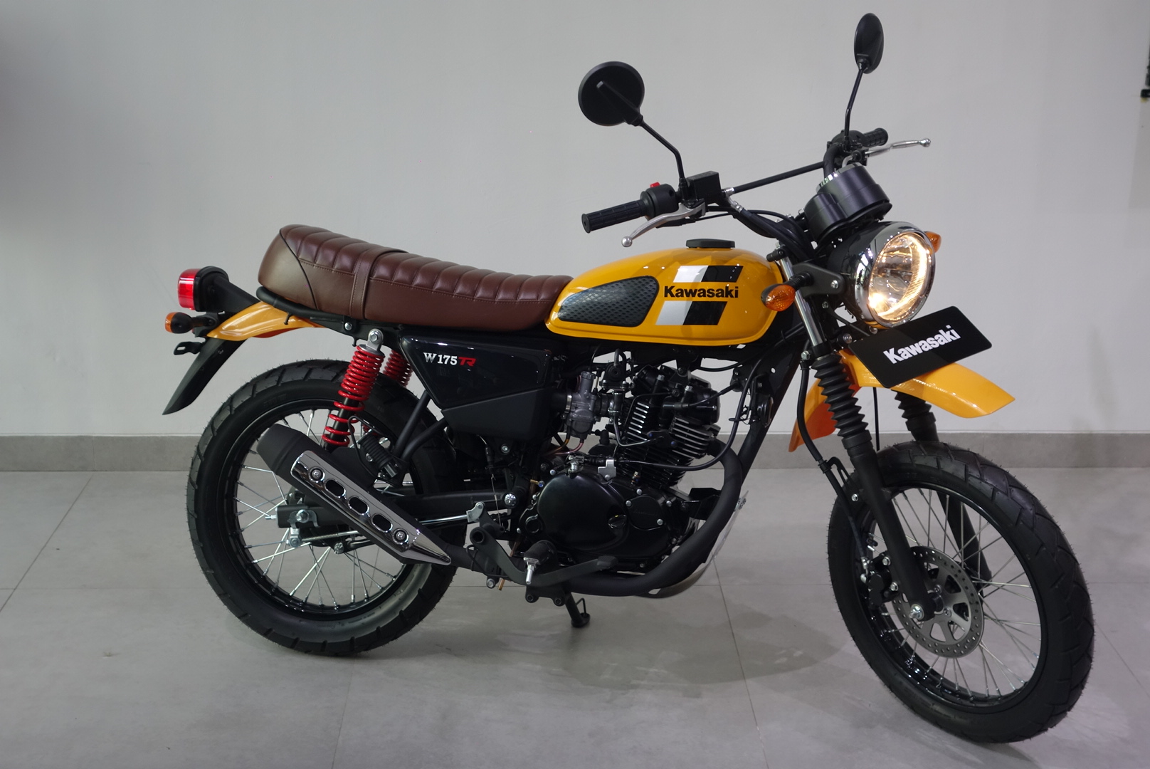 Kawasaki W175 Kini Berwajah Motor Trail Klasik Gilamotor