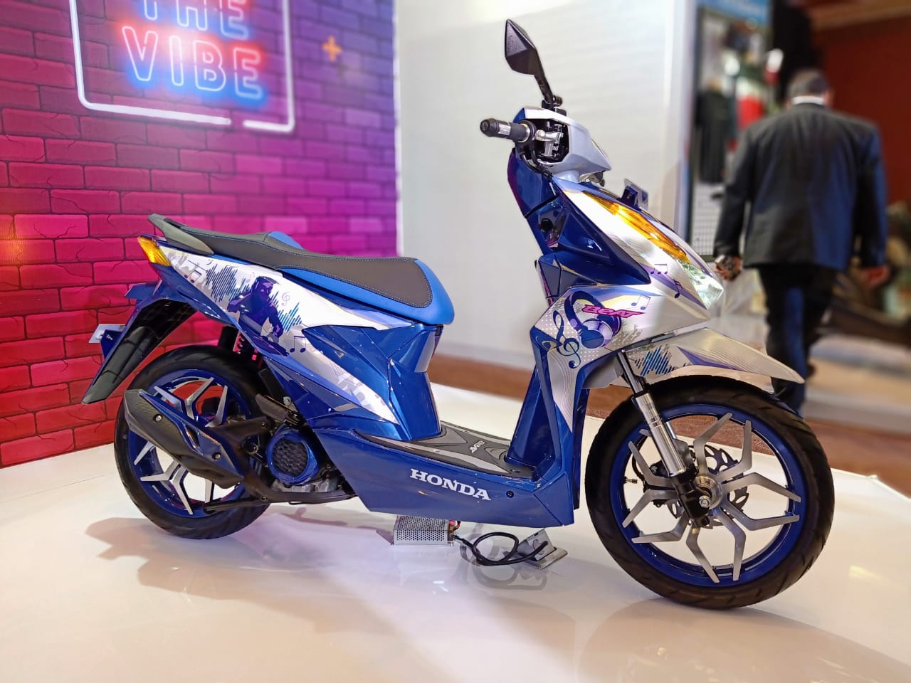 Cara Tampil Kece Diatas Skutik Murah Honda BeAT Gilamotor