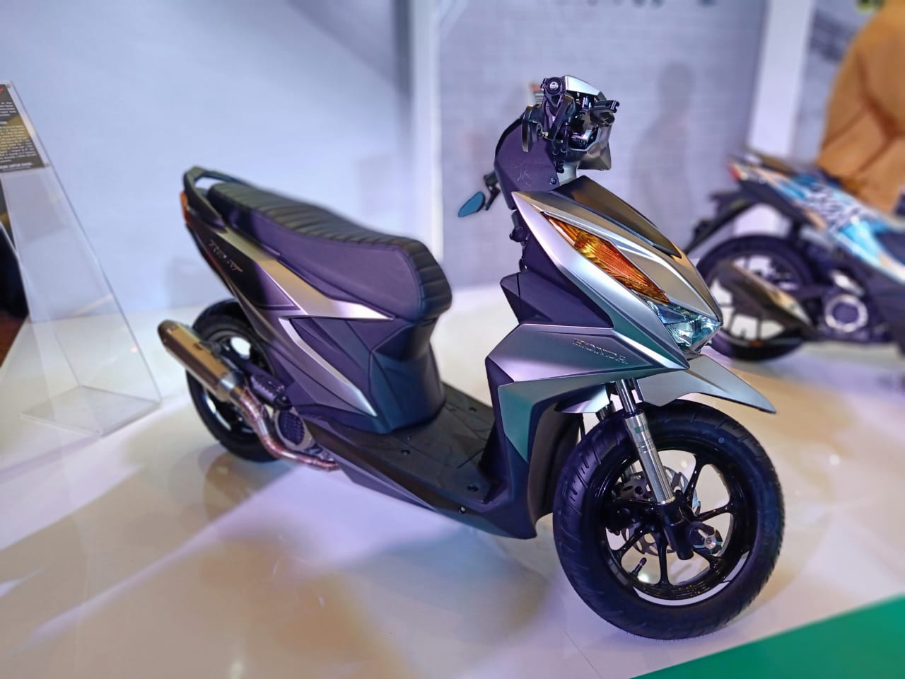 Cara Tampil Kece Diatas Skutik Murah Honda Beat Gilamotor