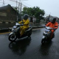 Tips Menghindari Potensi Bahaya Saat Berkendara di Musim Hujan