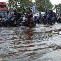Pengendara menghadapi kondisi banjir (2)