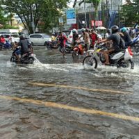 Pengendara menghadapi kondisi banjir (3)