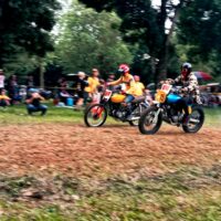 Memacu tunggangan masing-masing untuk meraih juara