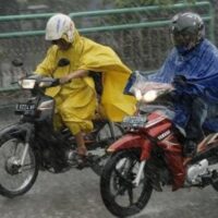 Hindari memilih jas hujan model ponco karena berisiko tersangkut kendaraan lain (fo