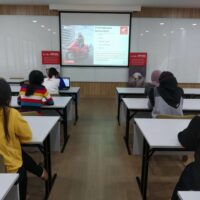 Rayakan hari Ibu, pengendara motor perempuan mendapat pelatihan safety rid (1)