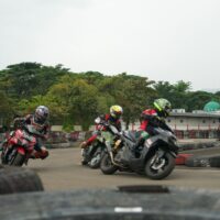 Puluhan bikers membesut Aerox 155 di Sirkuit Sentul pada ajang Track Day