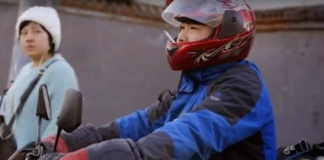 Pahami Bahaya Merokok Sambil Mengendarai Motor