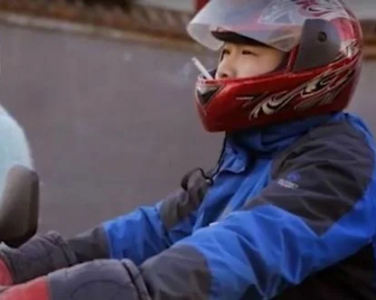 Pahami Bahaya Merokok Sambil Mengendarai Motor