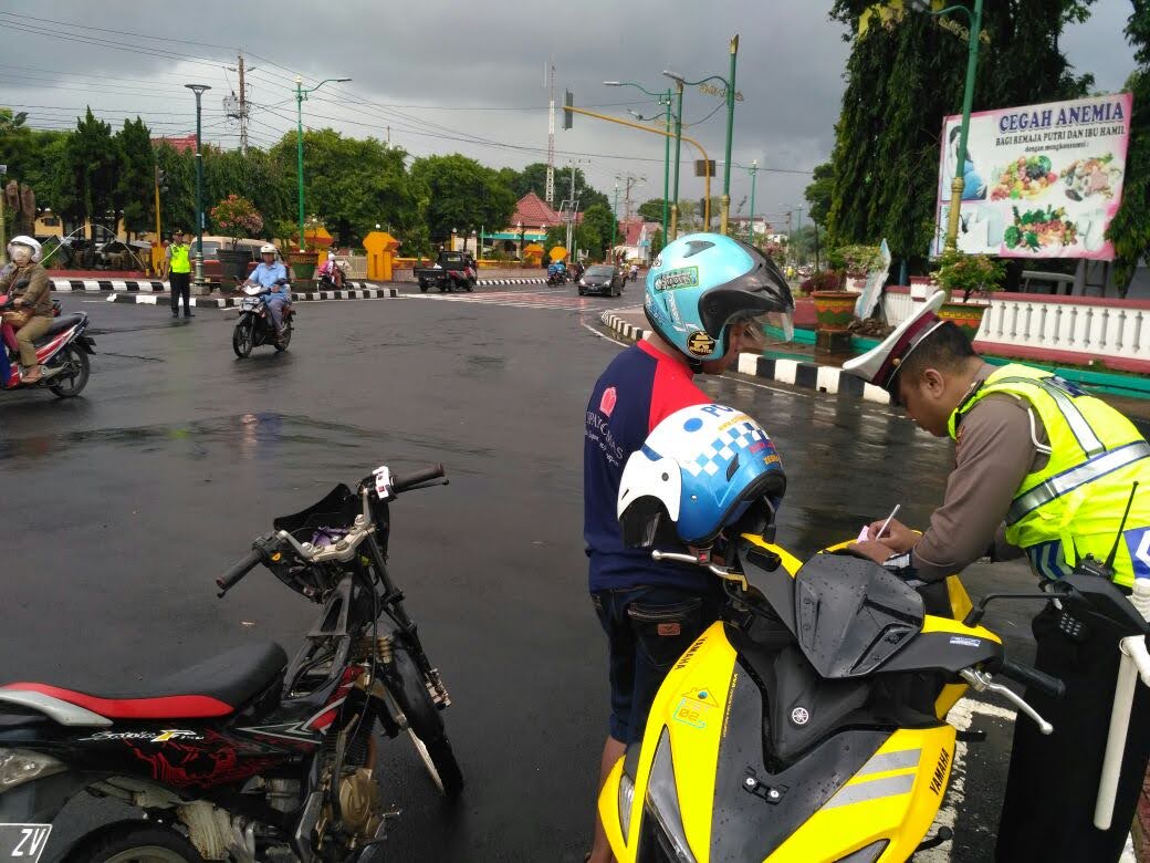 unnamed (2) Diberhentikan Polisi